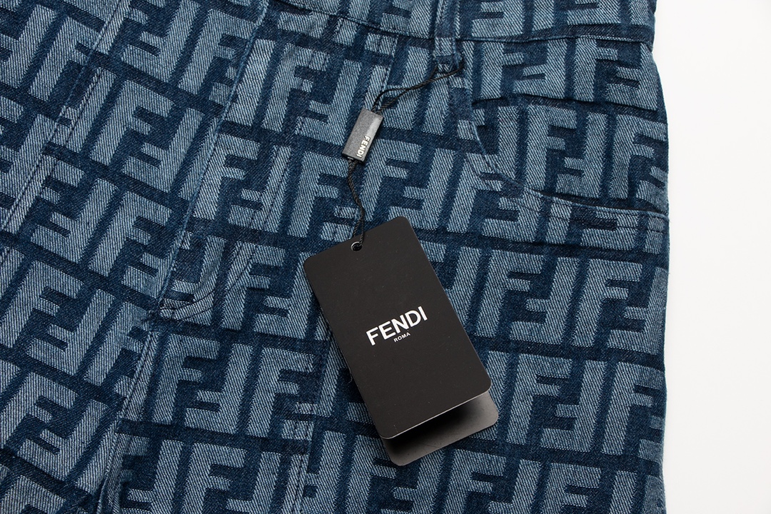 【FENDI   公式旗艦店】フェンディ   ショートパンツ  ご好評に付き再入荷！