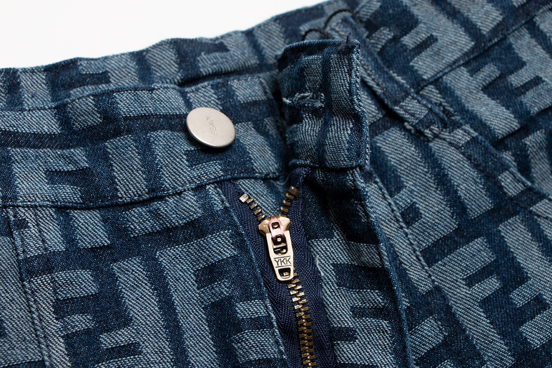 【FENDI   公式旗艦店】フェンディ   ショートパンツ  ご好評に付き再入荷！