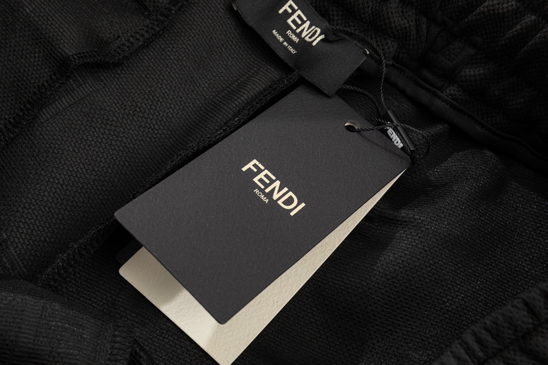 【FENDI   公式旗艦店】フェンディ   ショートパンツ  ご好評に付き再入荷！