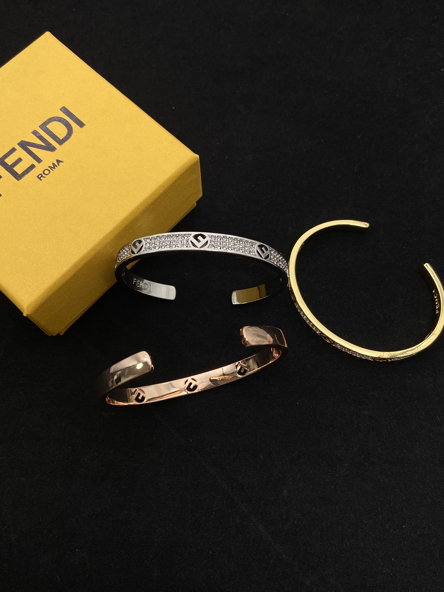 【FENDI】ブレスレット、ファッションシンプルなスタイル