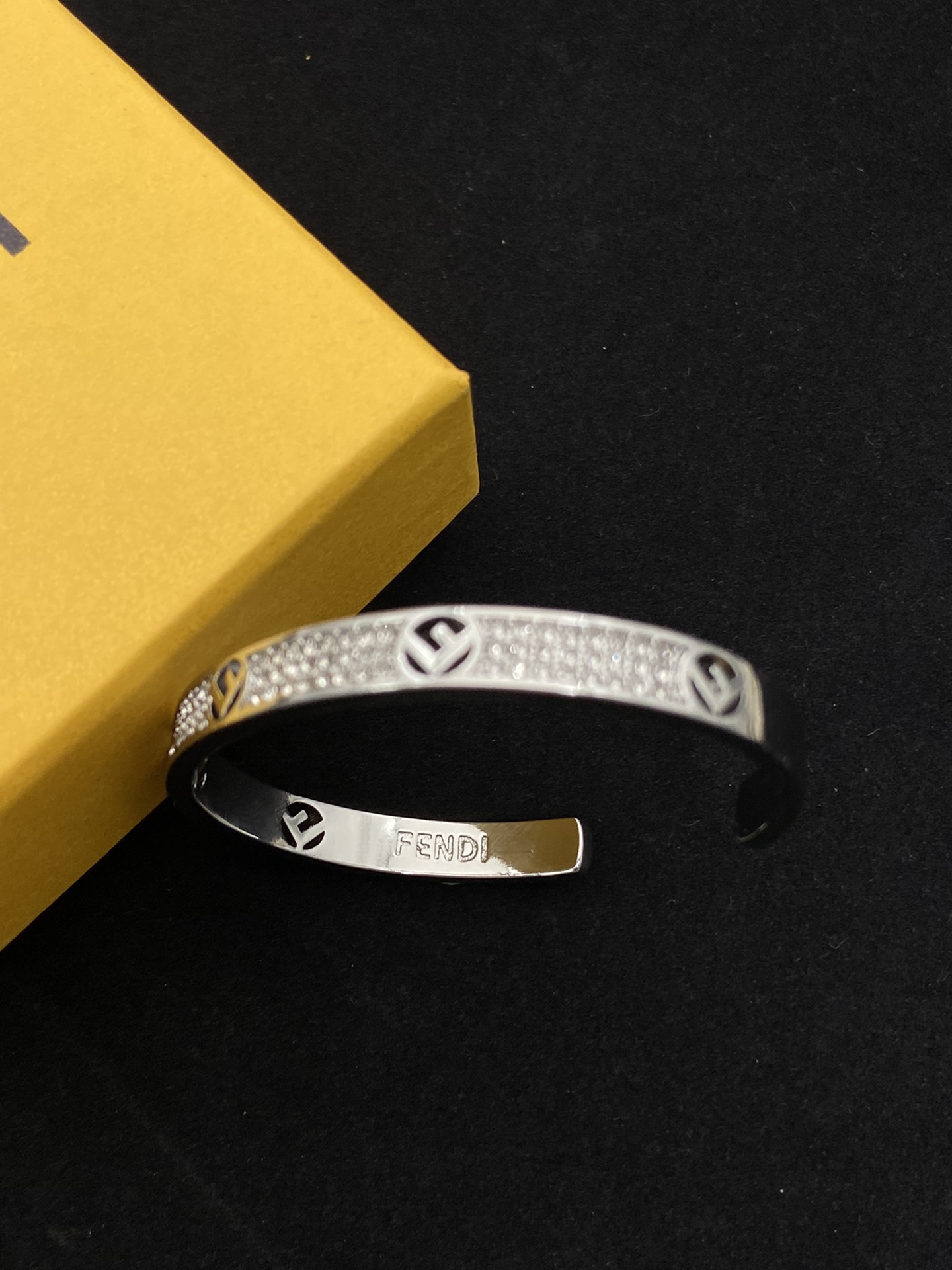 【FENDI】ブレスレット、ファッションシンプルなスタイル