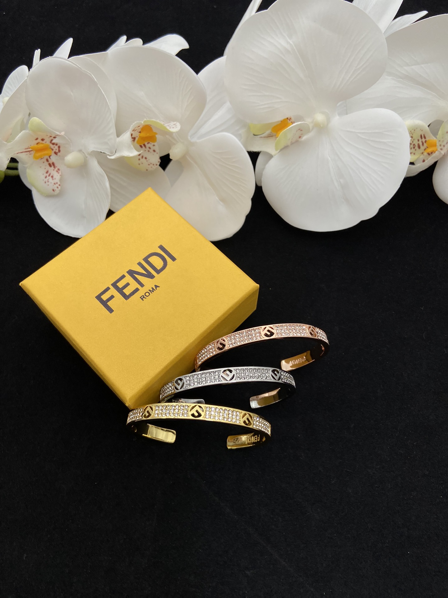 【FENDI】ブレスレット、ファッションシンプルなスタイル