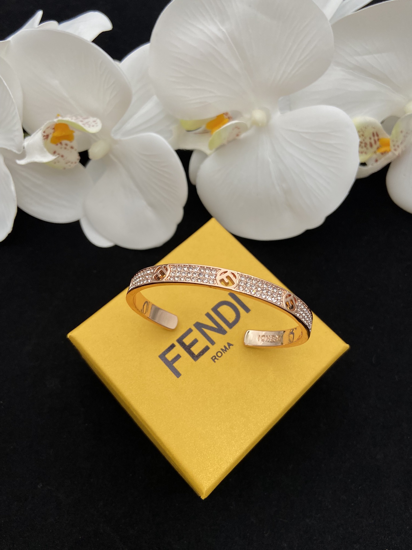 【FENDI】ブレスレット、ファッションシンプルなスタイル