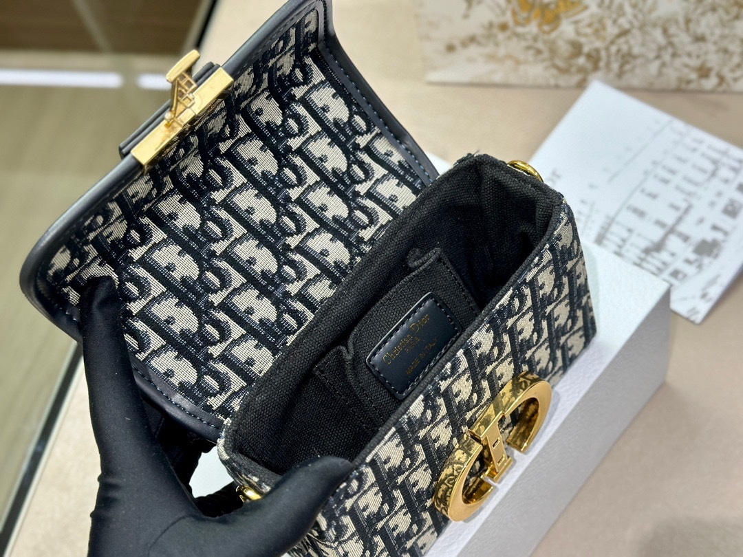 【2024】【DIOR  公式 旗艦店】ディオール   ショルダーバッグ 当日出荷 好評に付き再入荷！19*14.5CM