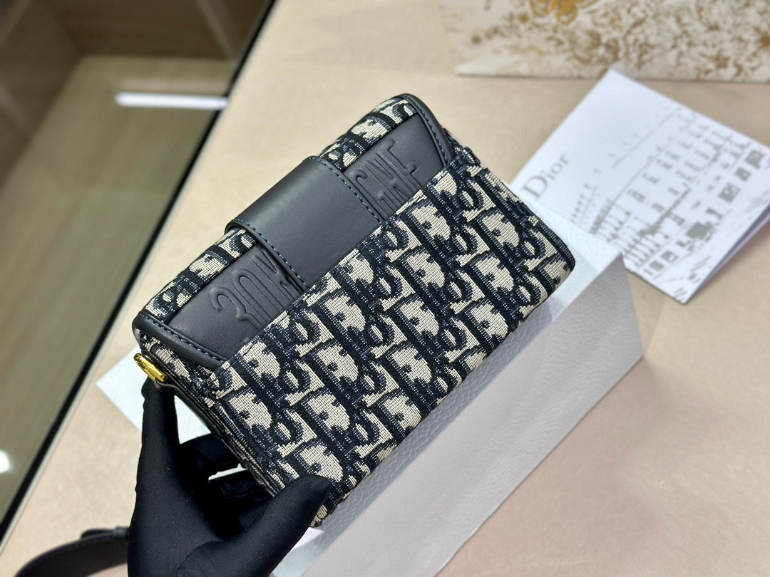 【2024】【DIOR  公式 旗艦店】ディオール   ショルダーバッグ 当日出荷 好評に付き再入荷！19*14.5CM