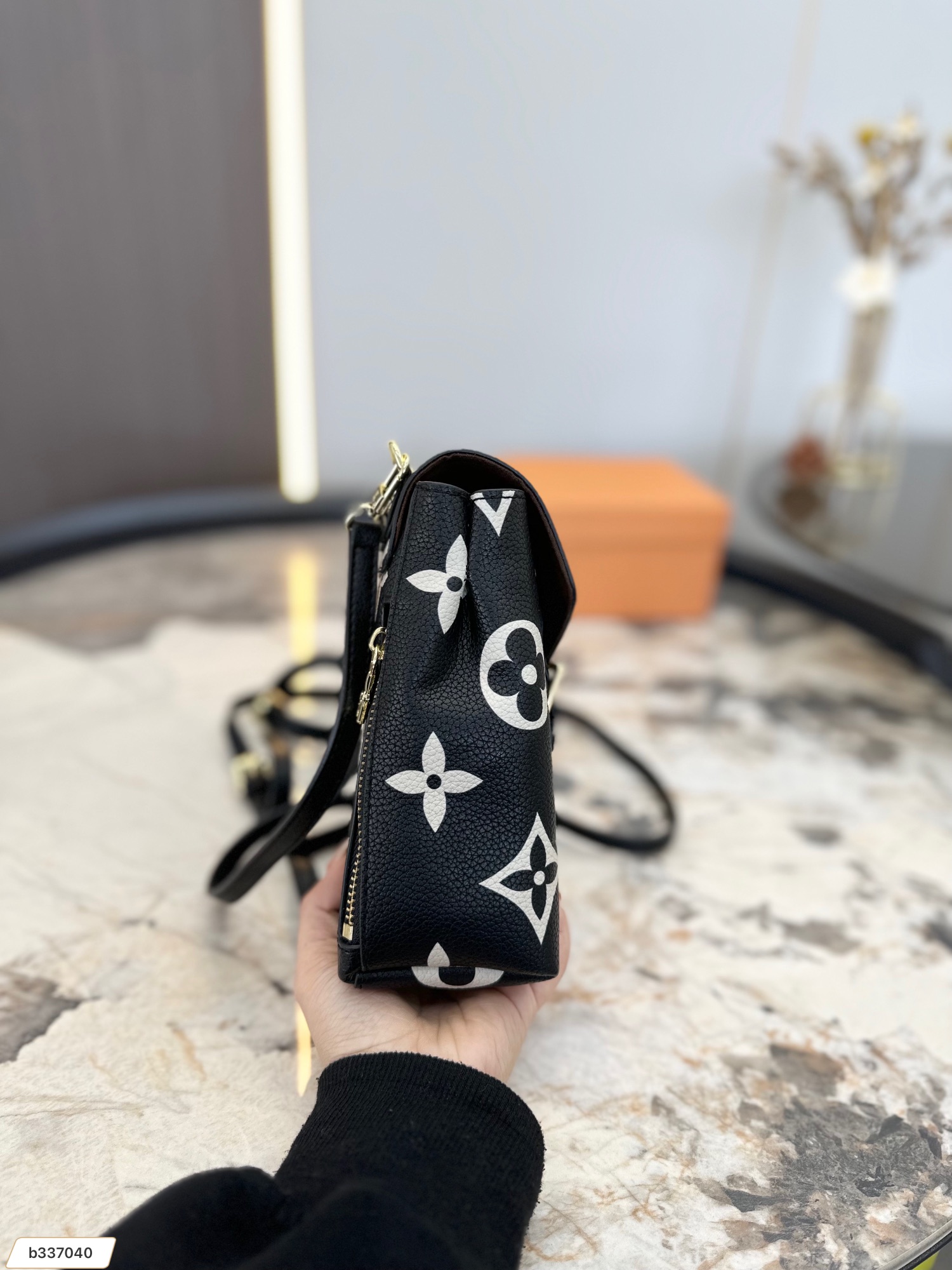 【2024】【 LOUIS VUITTON公式 旗艦店】ルイヴィトン   リュックサック   当日出荷 好評に付き再入荷！14*19CM