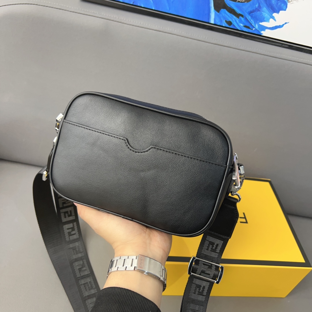 【FENDI  公式旗艦店】フェンディ   ショルダーバッグ 当日出荷 好評に付き再入荷！22*14CM