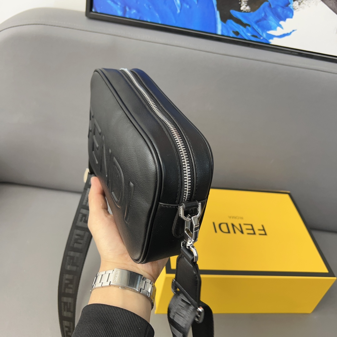 【FENDI  公式旗艦店】フェンディ   ショルダーバッグ 当日出荷 好評に付き再入荷！22*14CM