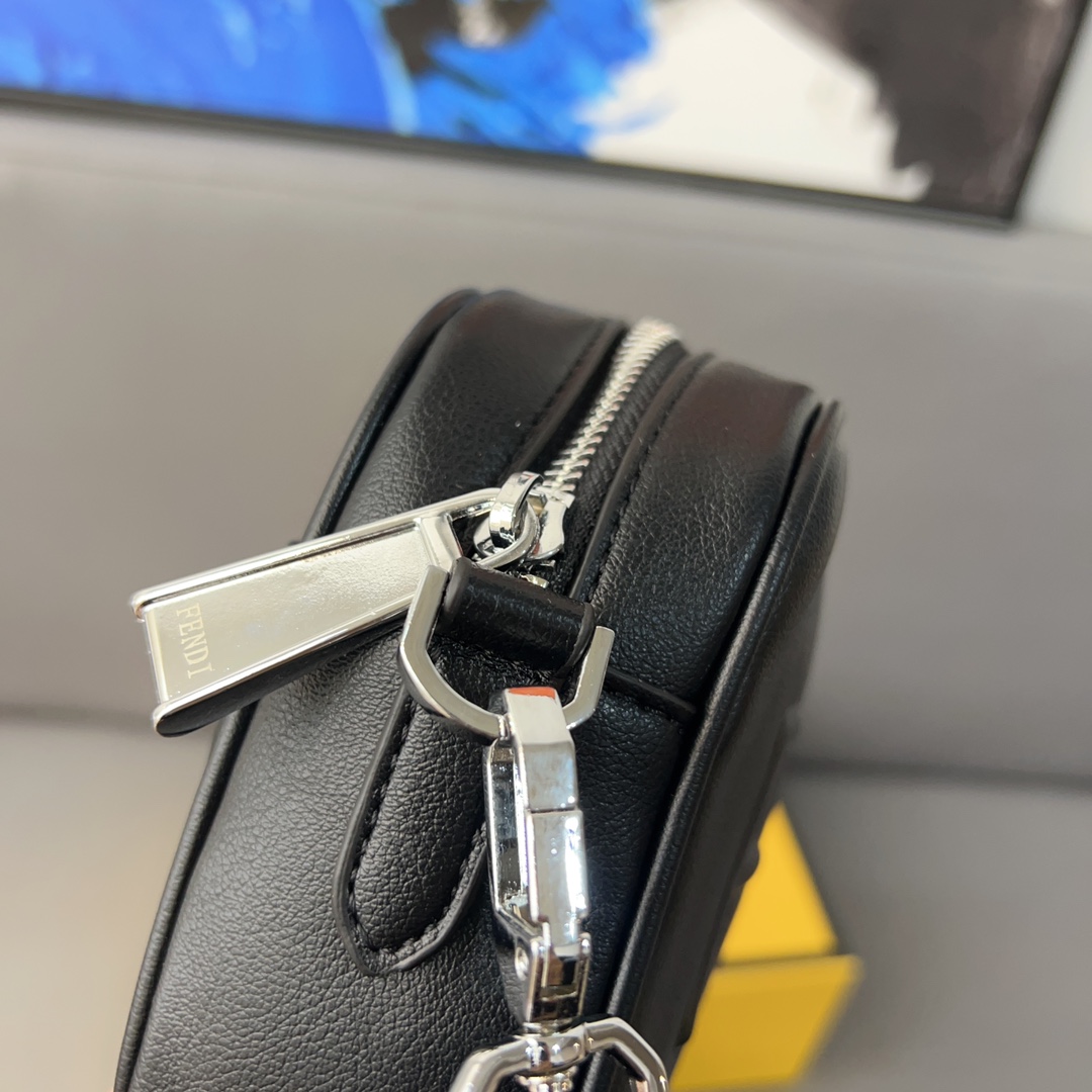 【FENDI  公式旗艦店】フェンディ   ショルダーバッグ 当日出荷 好評に付き再入荷！22*14CM