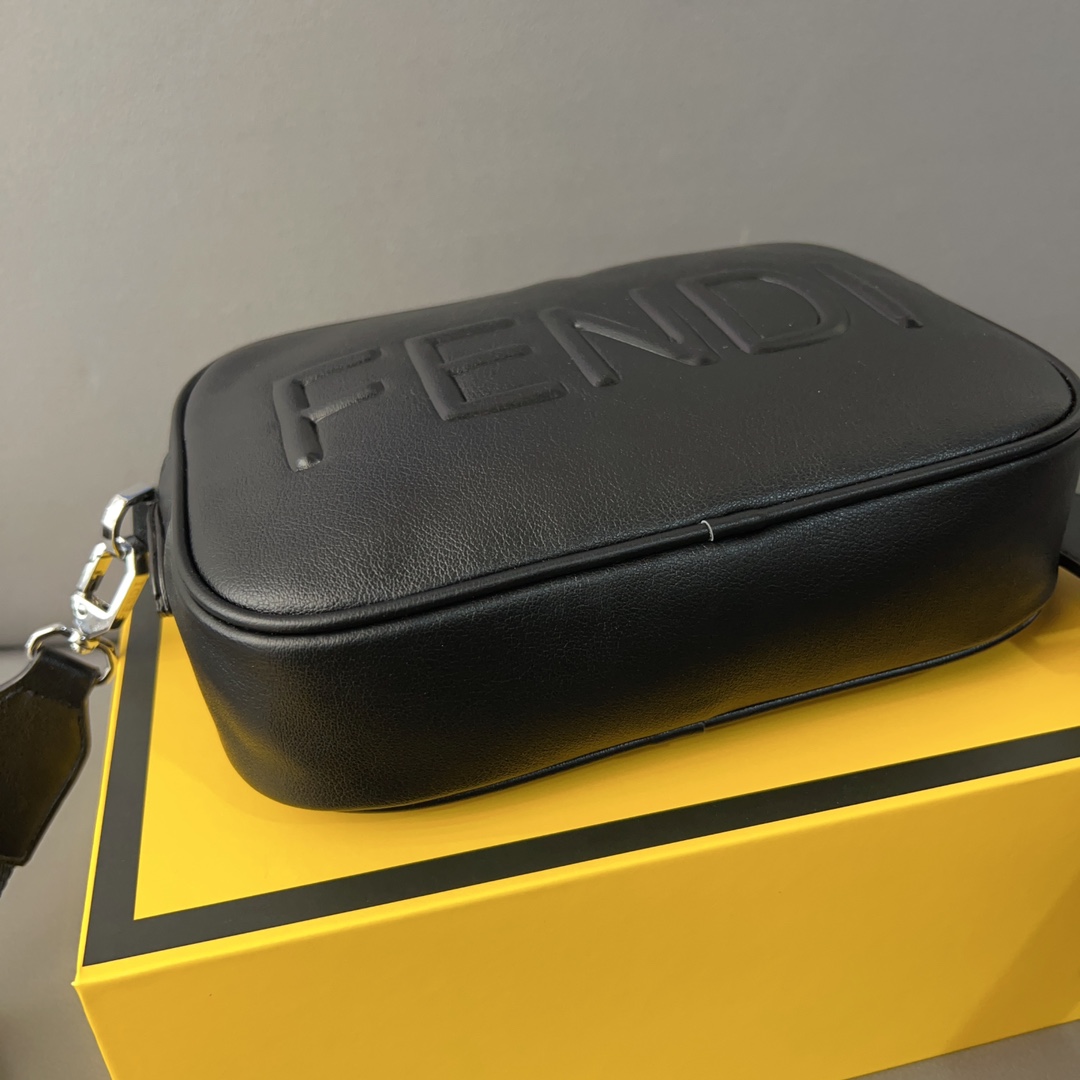 【FENDI  公式旗艦店】フェンディ   ショルダーバッグ 当日出荷 好評に付き再入荷！22*14CM