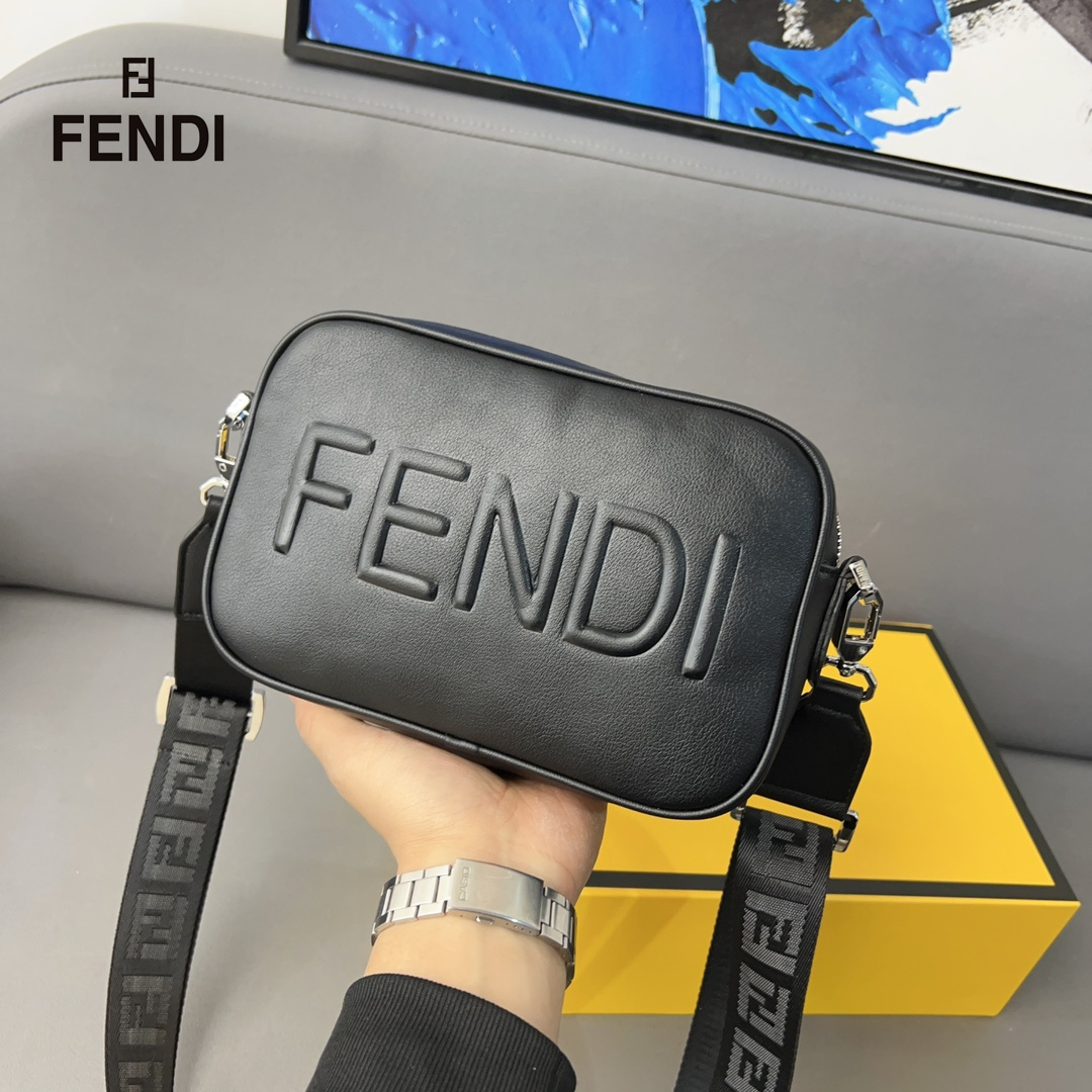 【FENDI  公式旗艦店】フェンディ   ショルダーバッグ 当日出荷 好評に付き再入荷！22*14CM