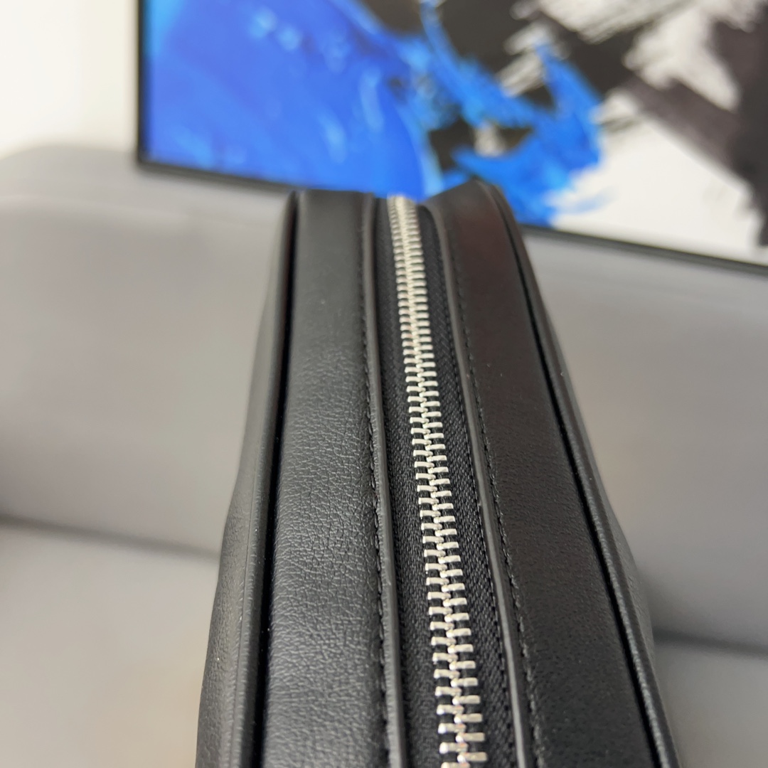 【FENDI  公式旗艦店】フェンディ   ショルダーバッグ 当日出荷 好評に付き再入荷！22*14CM