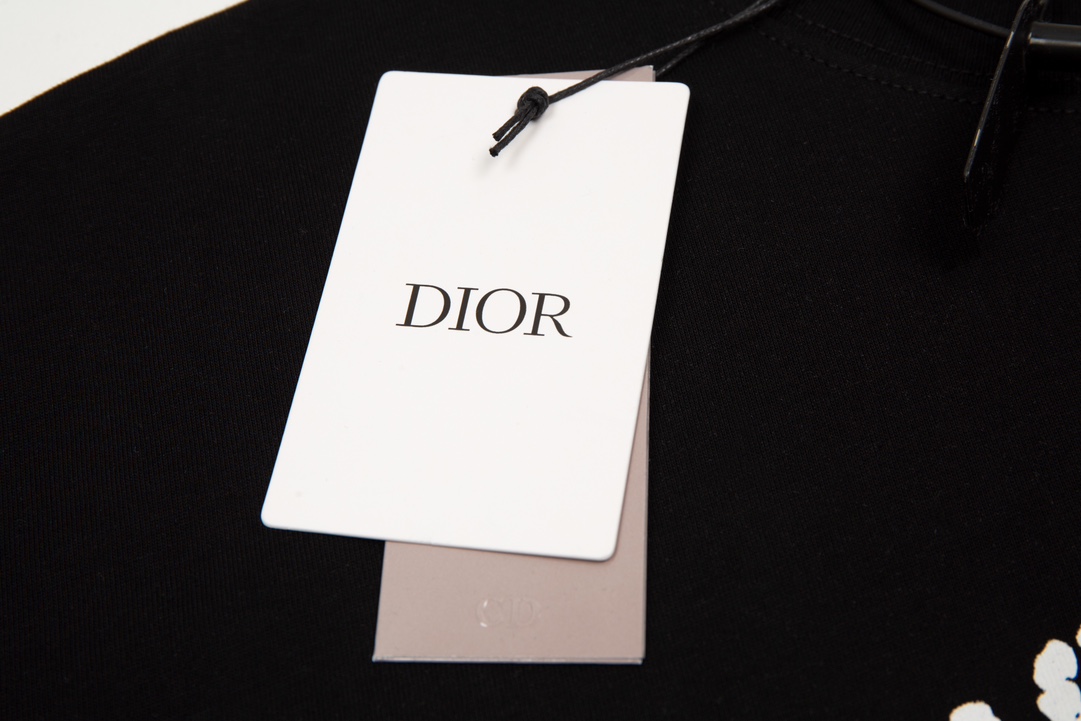 【DIOR 公式旗艦店】 ディオール    Tシャツご好評に付き再入荷！