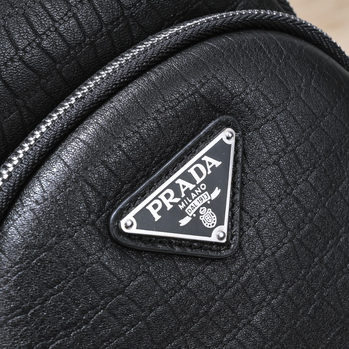 【2024】【 PRADA 公式旗艦店】プラダ   胸ポケット  当日出荷 好評に付き再入荷！27*18*7CM