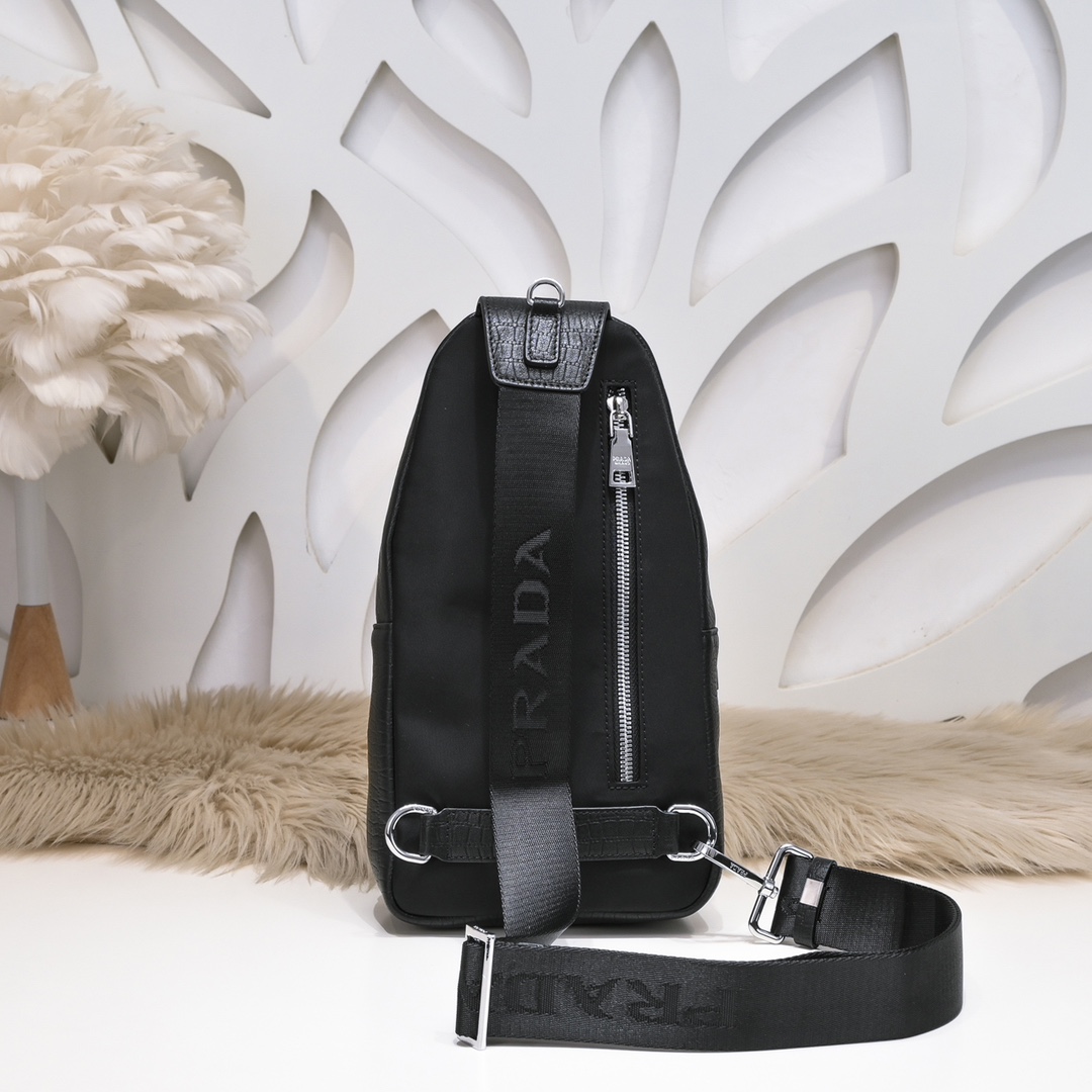 【2024】【 PRADA 公式旗艦店】プラダ   胸ポケット  当日出荷 好評に付き再入荷！27*18*7CM