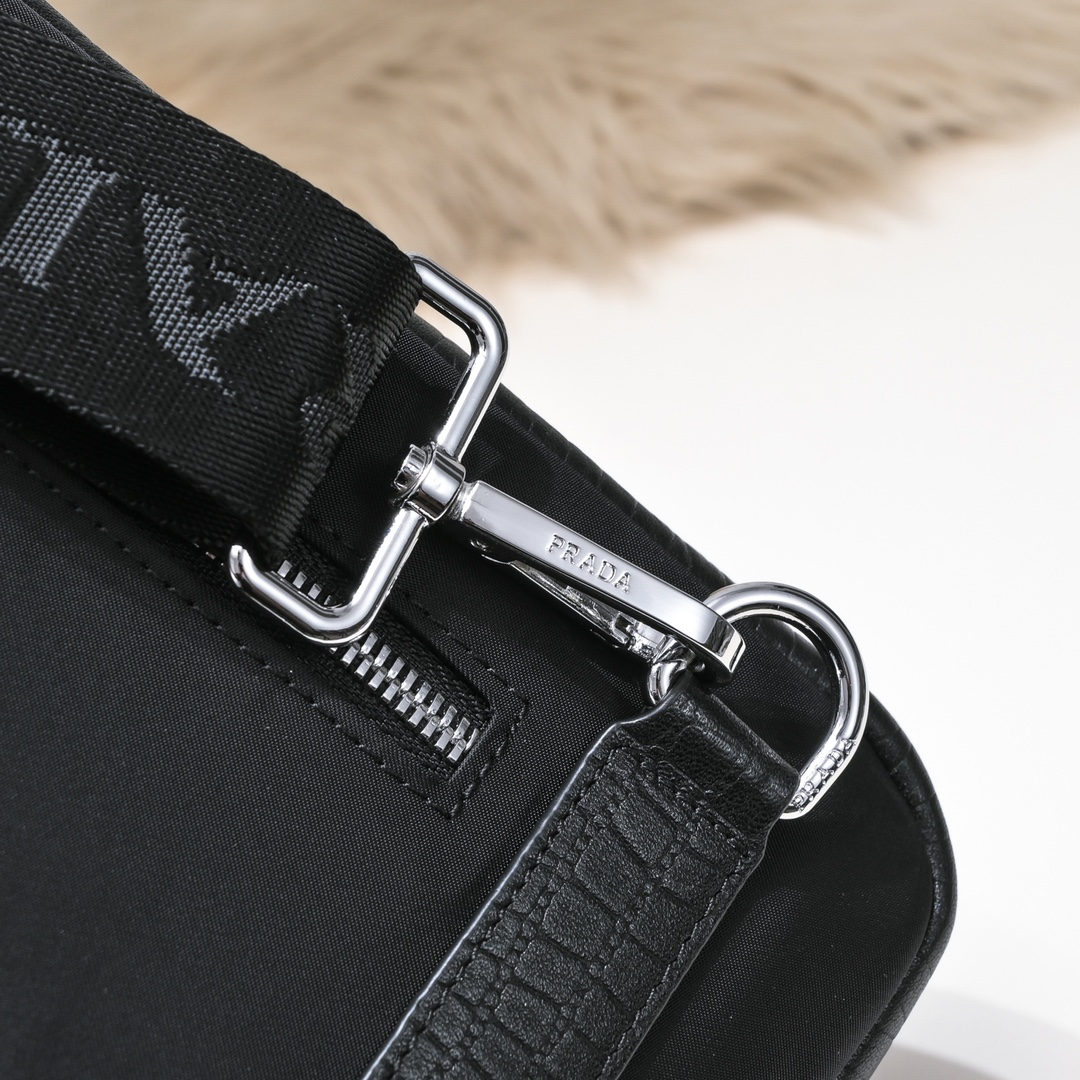 【2024】【 PRADA 公式旗艦店】プラダ   胸ポケット  当日出荷 好評に付き再入荷！27*18*7CM