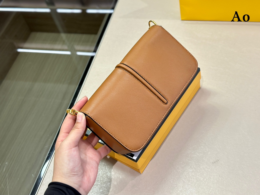 【FENDI 公式 旗艦店】 フェンディ  ショルダーバッグ  当日出荷 好評に付き再入荷！21*13CM