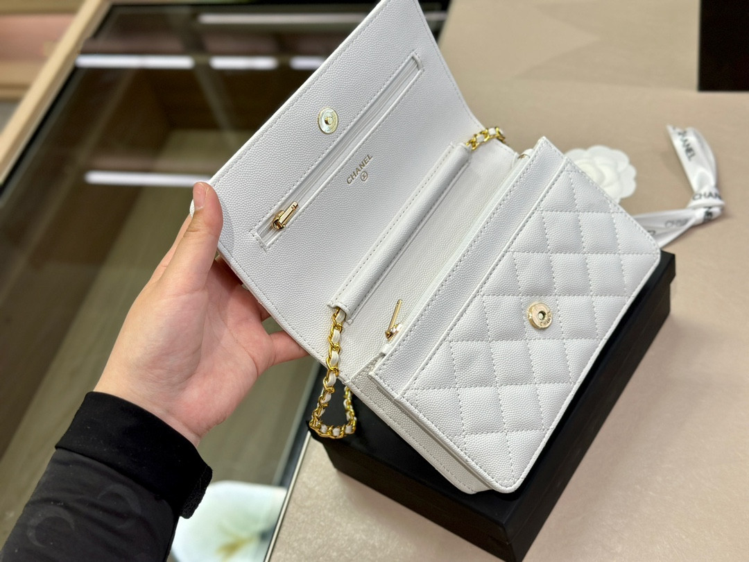 【CHANEL  公式 旗艦店】シャネル   ショルダーバッグ  当日出荷 好評に付き再入荷！19*12CM