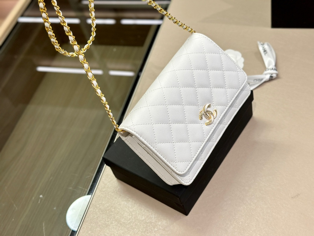 【CHANEL  公式 旗艦店】シャネル   ショルダーバッグ  当日出荷 好評に付き再入荷！19*12CM