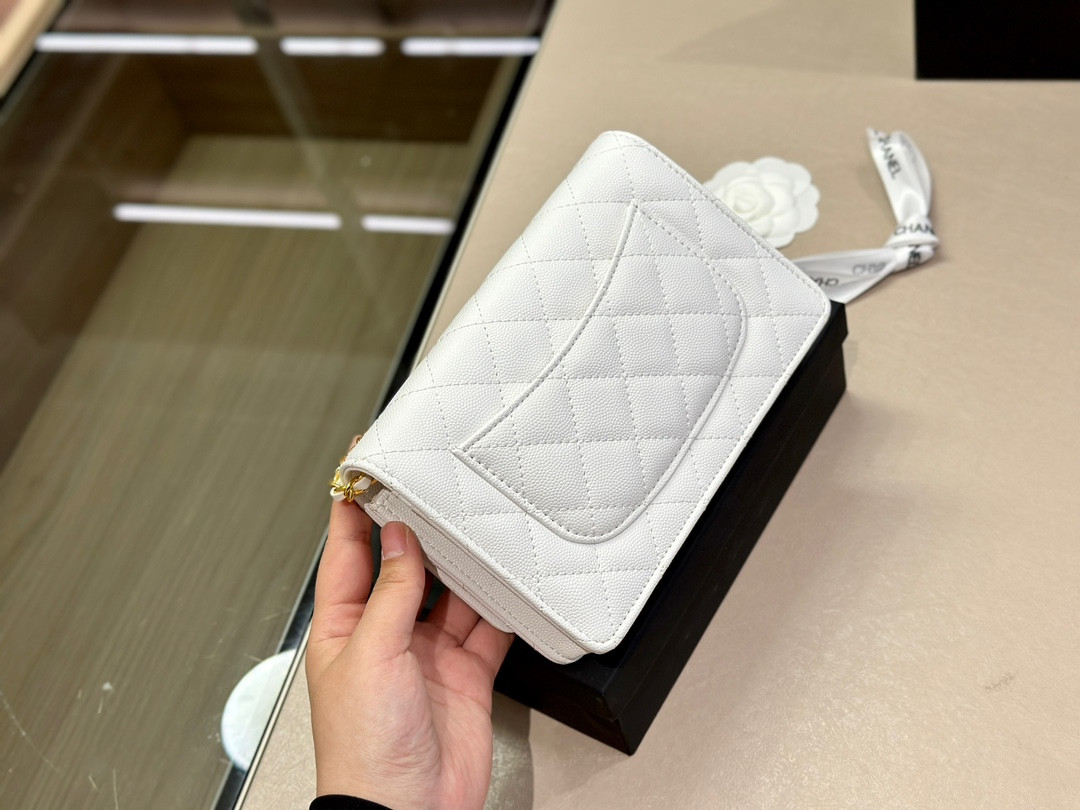 【CHANEL  公式 旗艦店】シャネル   ショルダーバッグ  当日出荷 好評に付き再入荷！19*12CM