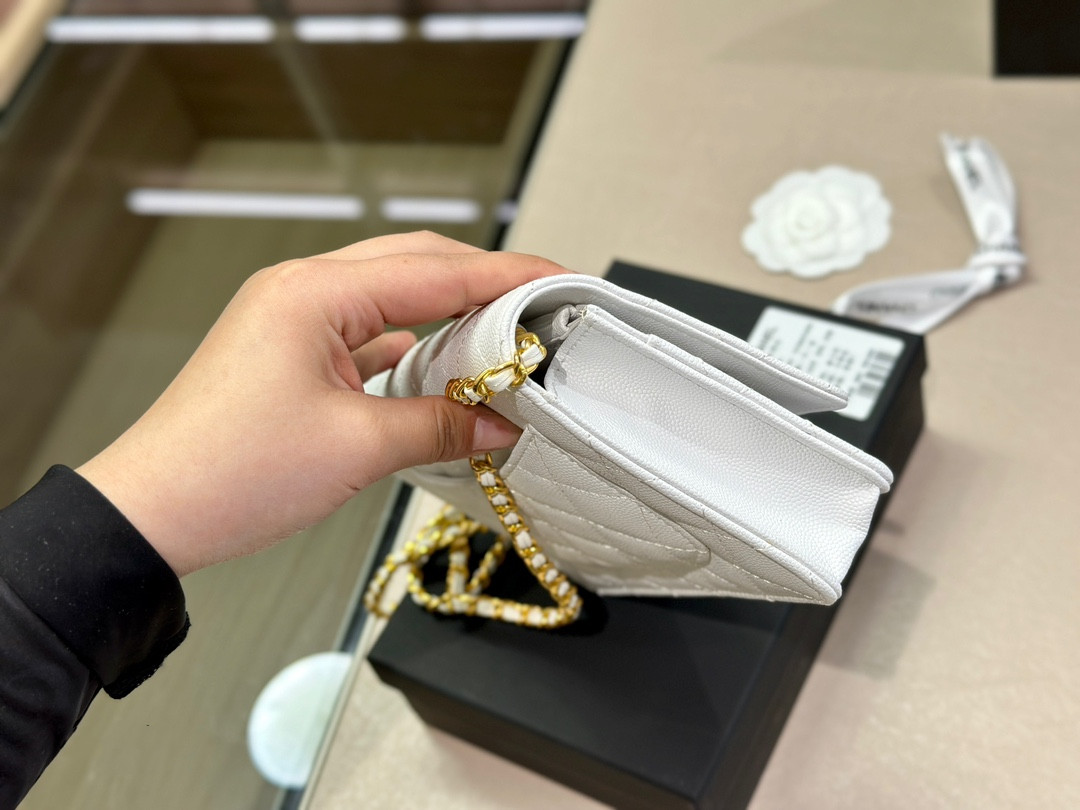 【CHANEL  公式 旗艦店】シャネル   ショルダーバッグ  当日出荷 好評に付き再入荷！19*12CM