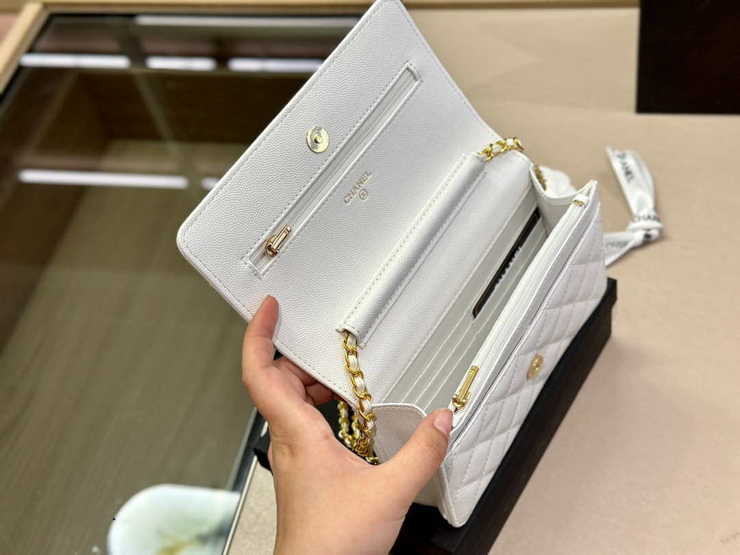 【CHANEL  公式 旗艦店】シャネル   ショルダーバッグ  当日出荷 好評に付き再入荷！19*12CM