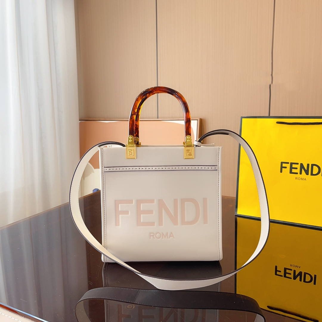 【FENDI 公式 旗艦店】 フェンディ    ショルダーバッグ 当日出荷 好評に付き再入荷！23*11*22CM