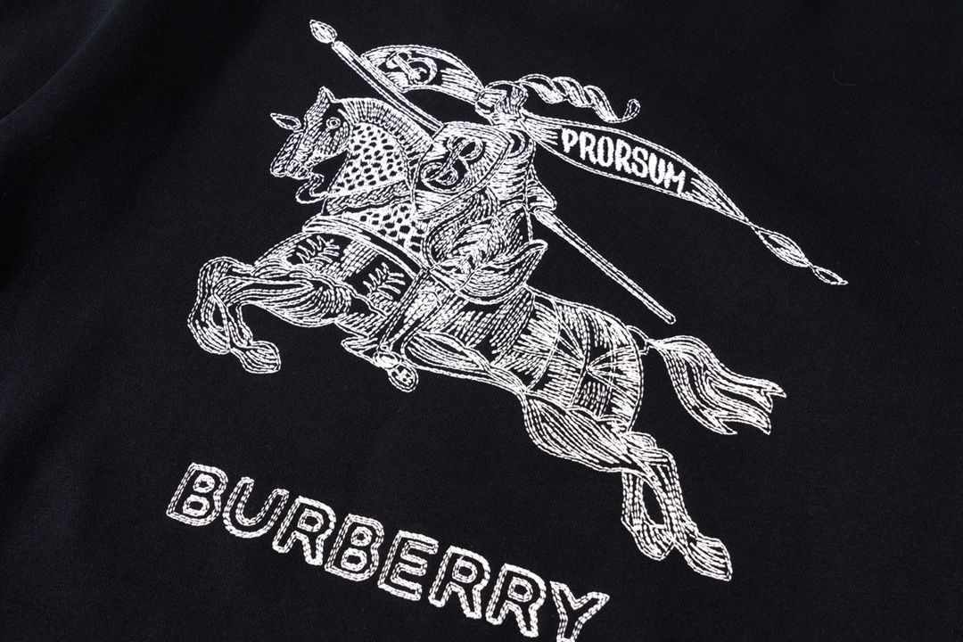 【BURBERRY 公式旗艦店】バーバリー   丸首の衛衣 ご好評に付き再入荷！