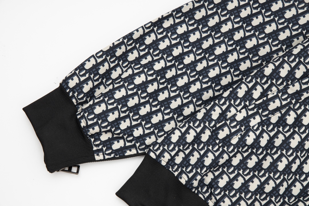 【DIOR  公式旗艦店】ディオールジャケット 好評に付き再入荷！