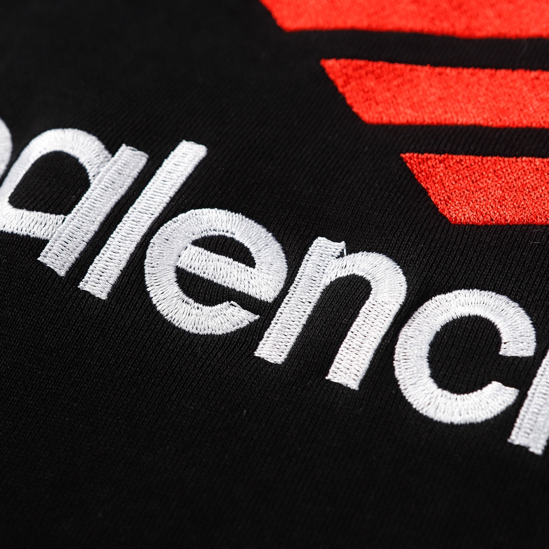 【BALENCIAGA 公式旗艦店】バレンシアガ   パーカー  スウェット ご好評に付き再入荷！