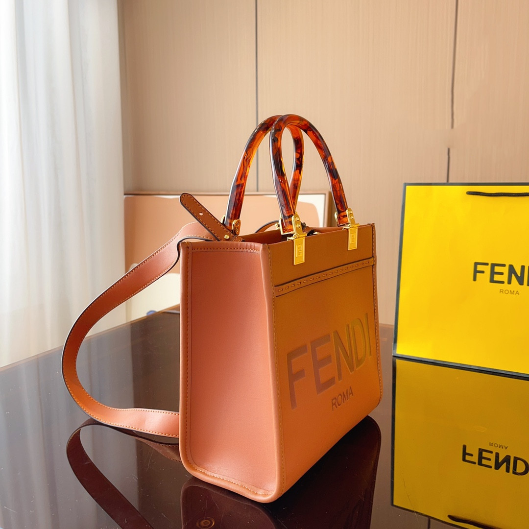【FENDI 公式 旗艦店】 フェンディ    ショルダーバッグ 当日出荷 好評に付き再入荷！23*11*22CM