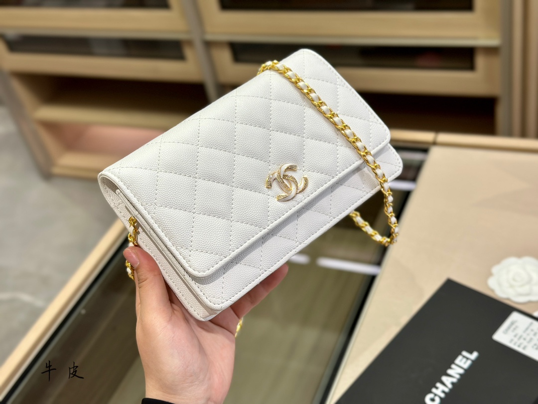 【CHANEL  公式 旗艦店】シャネル   ショルダーバッグ  当日出荷 好評に付き再入荷！19*12CM