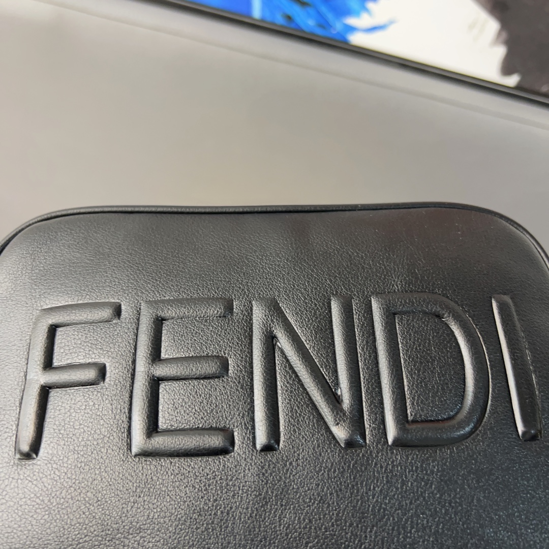 【FENDI  公式旗艦店】フェンディ   ショルダーバッグ 当日出荷 好評に付き再入荷！22*14CM