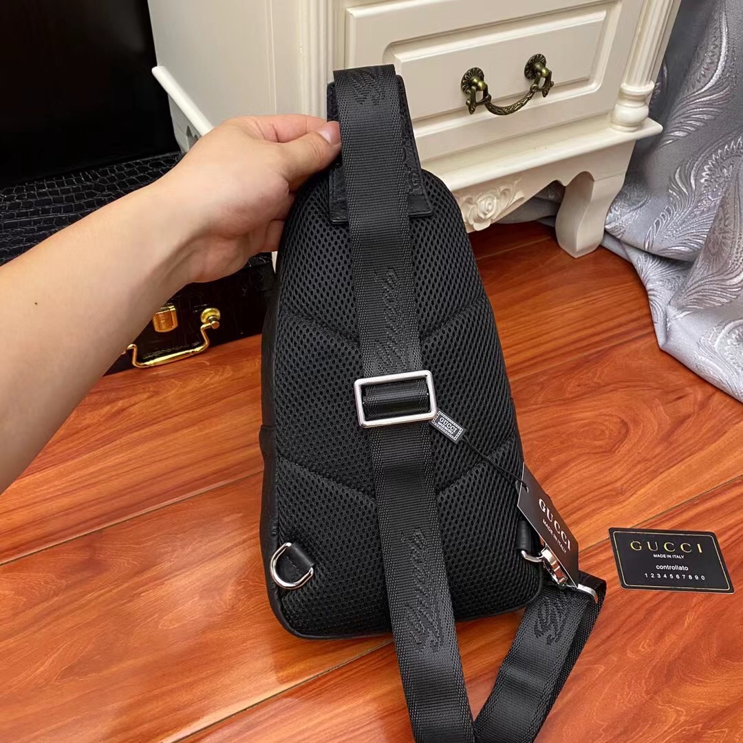 【2024】【GUCCI   公式旗艦店】クッチ  胸ポケット 当日出荷 好評に付き再入荷！18*32*7CM