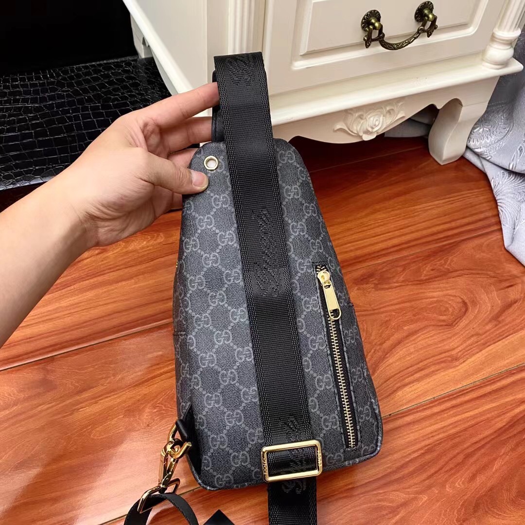 【GUCCI   公式旗艦店】クッチ  胸ポケット 当日出荷 好評に付き再入荷！17*30*6CM