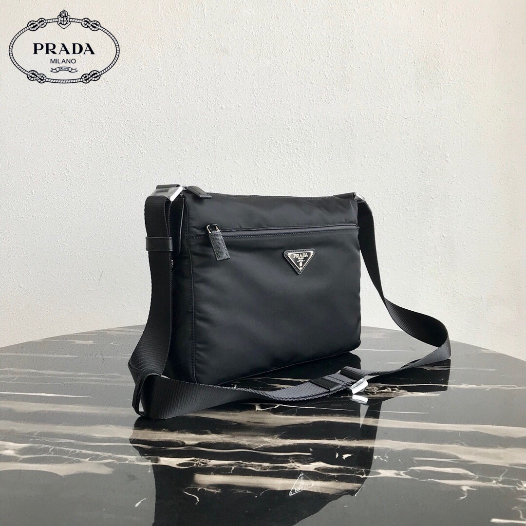 【PRADA   公式 旗艦店】プラダ   ショルダーバッグ  当日出荷 好評に付き再入荷！31*23*9CM