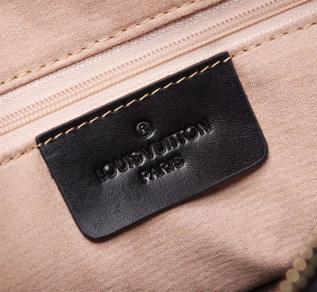 【2024】【 LOUIS VUITTON公式 旗艦店】ルイヴィトン    クラッチバッグ  当日出荷 好評に付き再入荷！黒 28*18*1CM