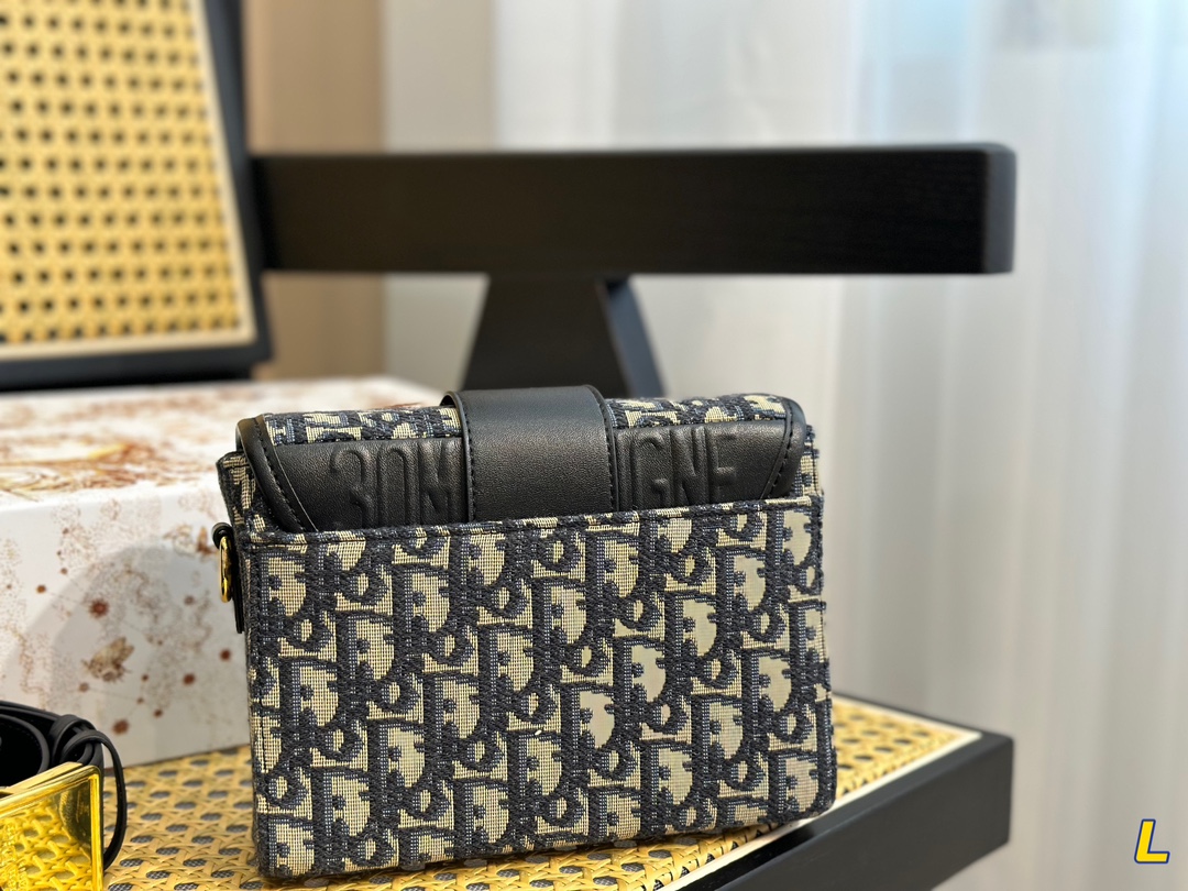 【DIOR 公式旗艦店】ディオール   ショルダーバッグ 当日出荷 好評に付き再入荷！18*13CM