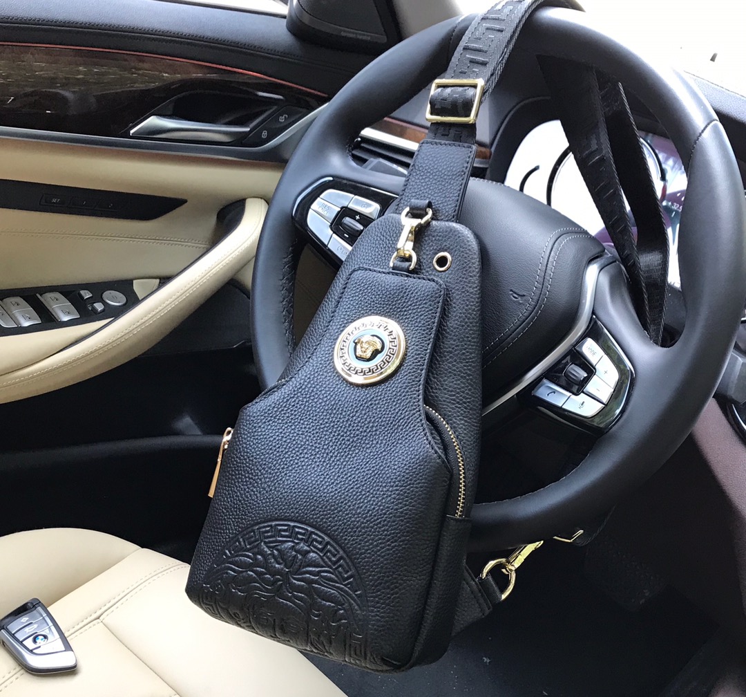 【VERSACE 公式旗艦店】ヴェルサーチ    胸ポケット  当日出荷 好評に付き再入荷！16*30*7.5CM