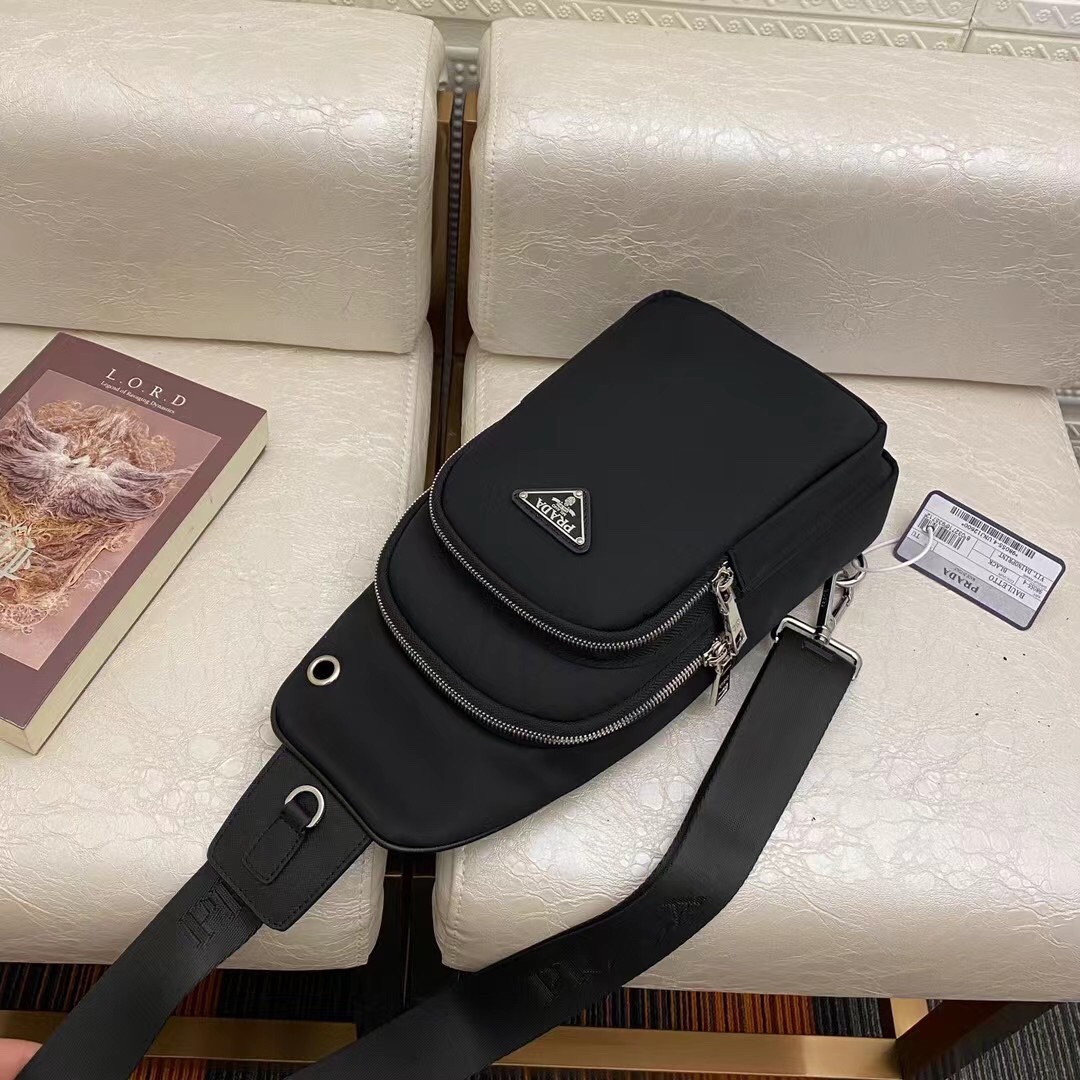 【 PRADA 公式旗艦店】プラダ   胸ポケット  当日出荷 好評に付き再入荷！29*17*6.5CM