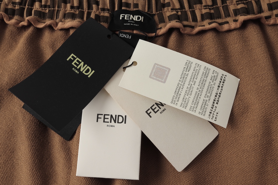 【2024】【FENDI  公式旗艦店】 フェンディ   ショートパンツ  ご好評に付き再入荷！