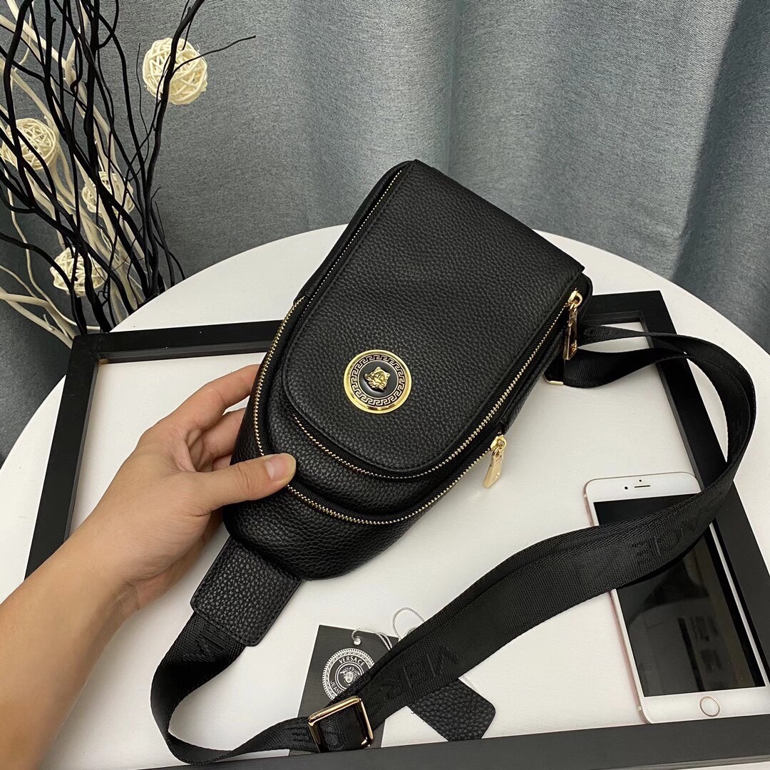 【2024】【VERSACE 公式旗艦店】ヴェルサーチ    胸ポケット  当日出荷 好評に付き再入荷！32*18*6CM