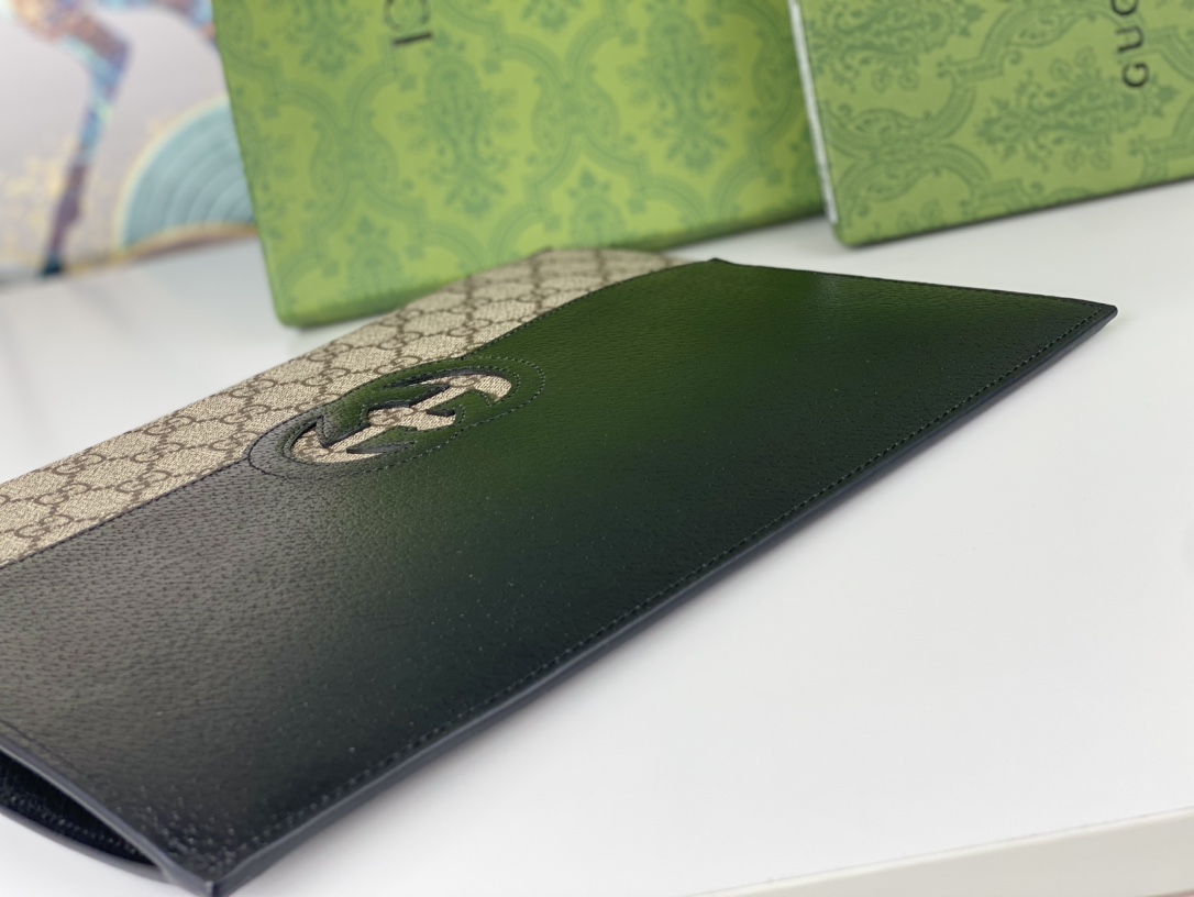 【2024】【GUCCI 公式 旗艦店】クッチ  クラッチバッグ 当日出荷 好評に付き再入荷！30.5*21*1.5CM