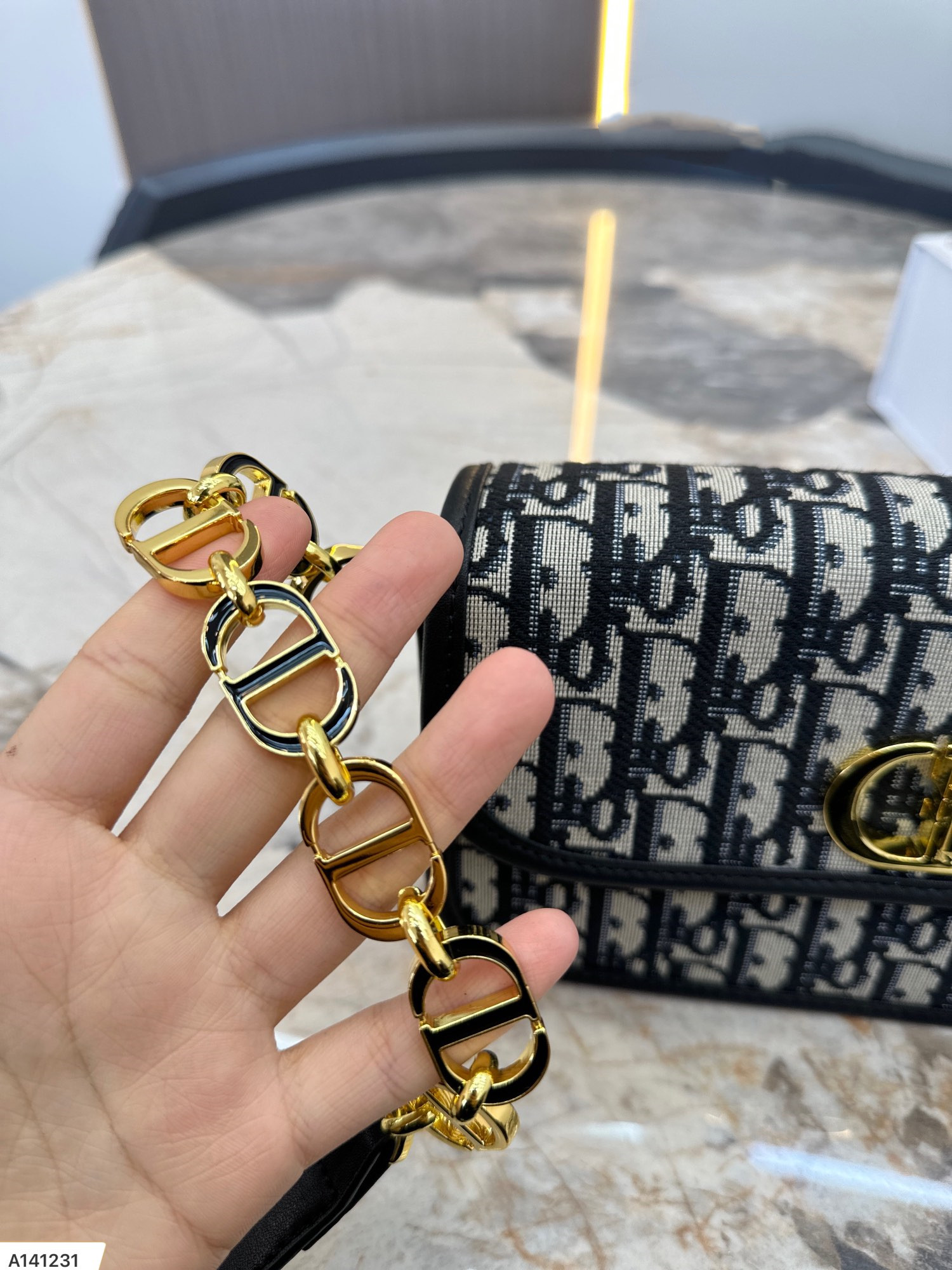 【2024】【DIOR 公式旗艦店】ディオール   ショルダーバッグ 当日出荷 好評に付き再入荷！22.5*12CM