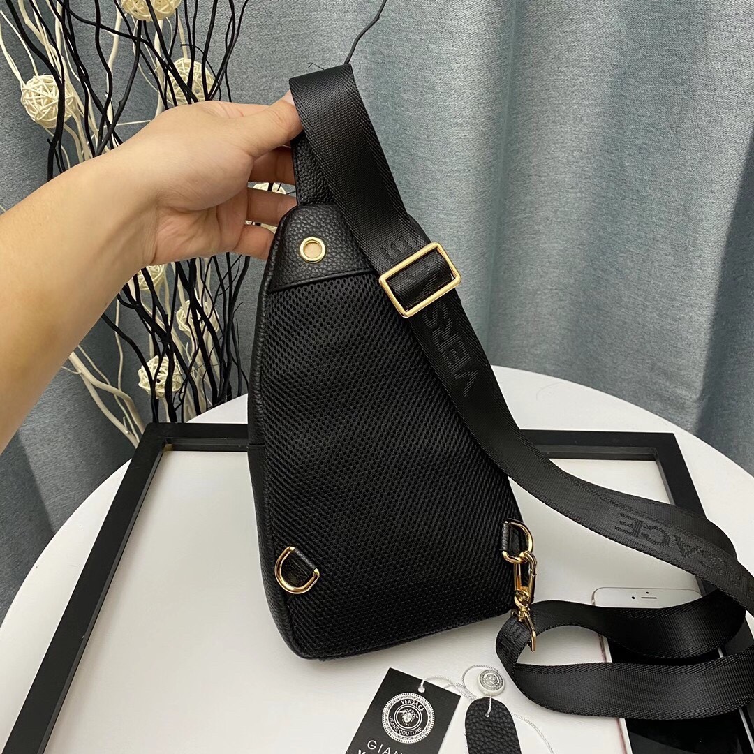 【2024】【VERSACE 公式旗艦店】ヴェルサーチ    胸ポケット  当日出荷 好評に付き再入荷！32*18*6CM