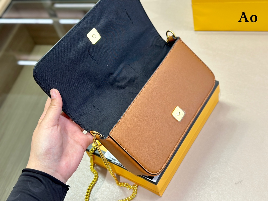 【FENDI 公式 旗艦店】 フェンディ  ショルダーバッグ  当日出荷 好評に付き再入荷！21*13CM