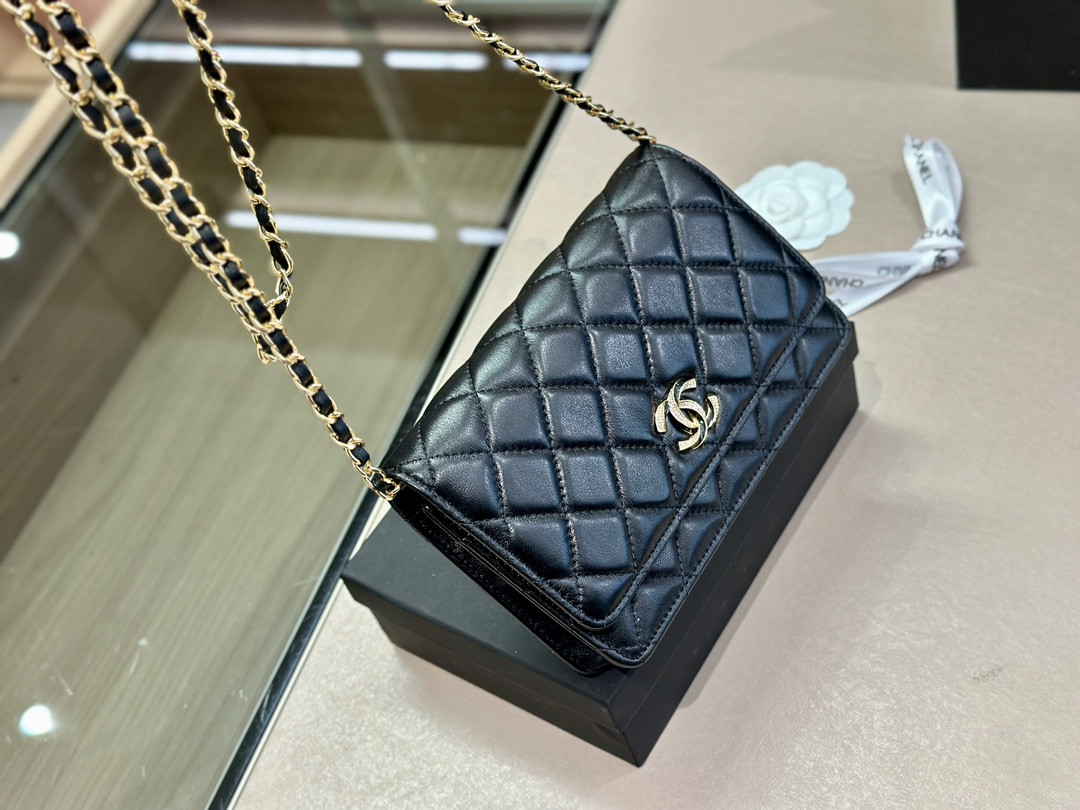 【CHANEL  公式 旗艦店】シャネル   ショルダーバッグ  当日出荷 好評に付き再入荷！19*12CM
