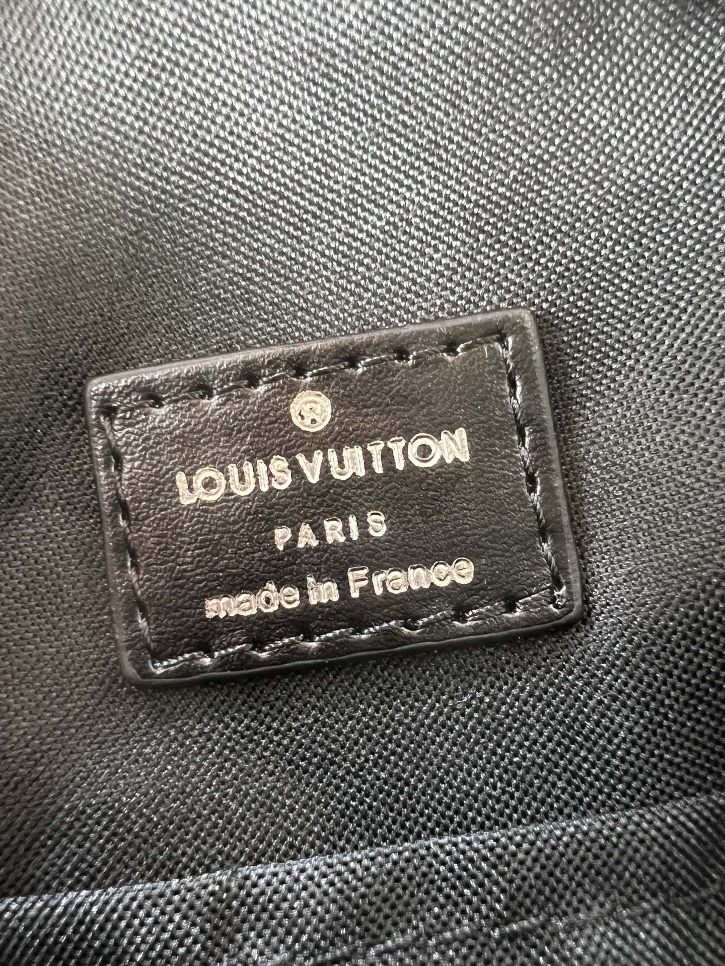 【2024】【LOUIS VUITTON  公式 旗艦店】 ルイヴィトン   胸ポケット当日出荷 好評に付き再入荷！13*21*5CM