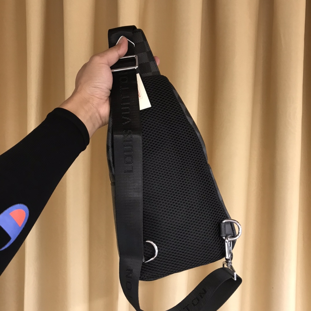 【LOUIS VUITTON  公式 旗艦店】 ルイヴィトン   胸ポケット当日出荷 好評に付き再入荷！29*16*6CM