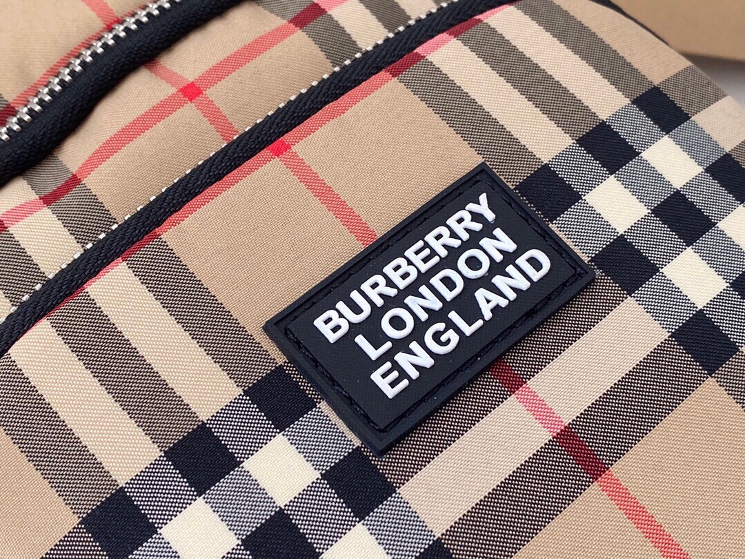 【2024】【BURBERRY  公式旗艦店】バーバリー  胸ポケット 当日出荷 好評に付き再入荷！30*17.5*5CM